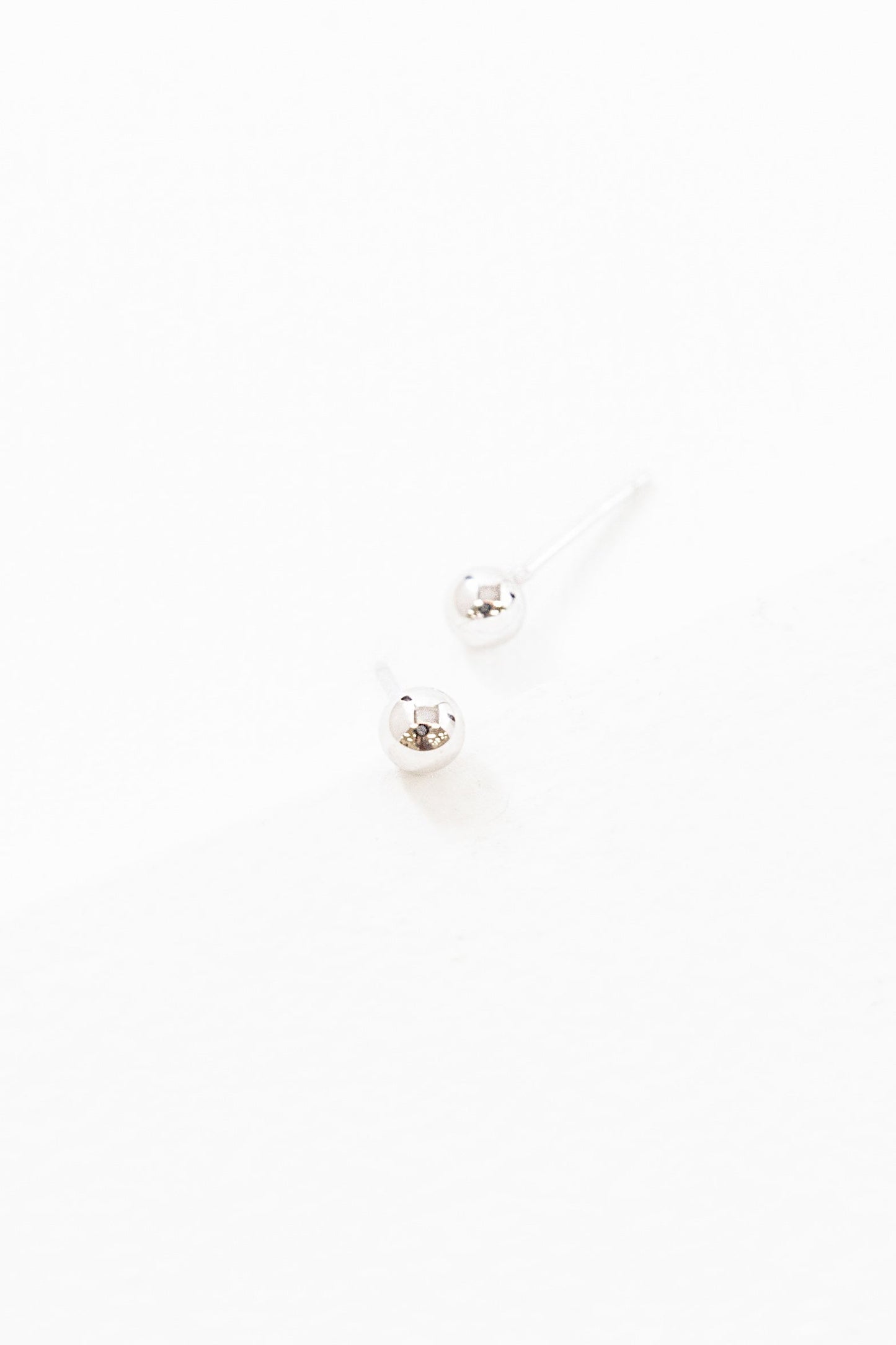 Round Stud Earrings (Sterling Silver)