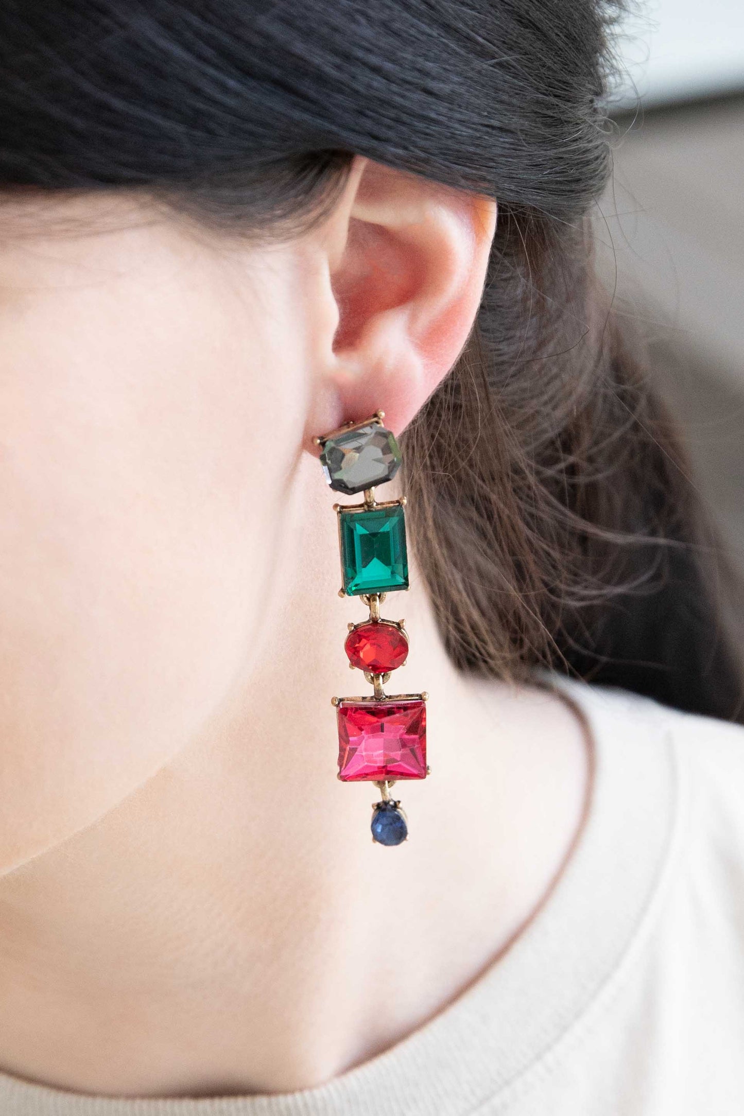 True Elegance Dangle Earrings | Magenta