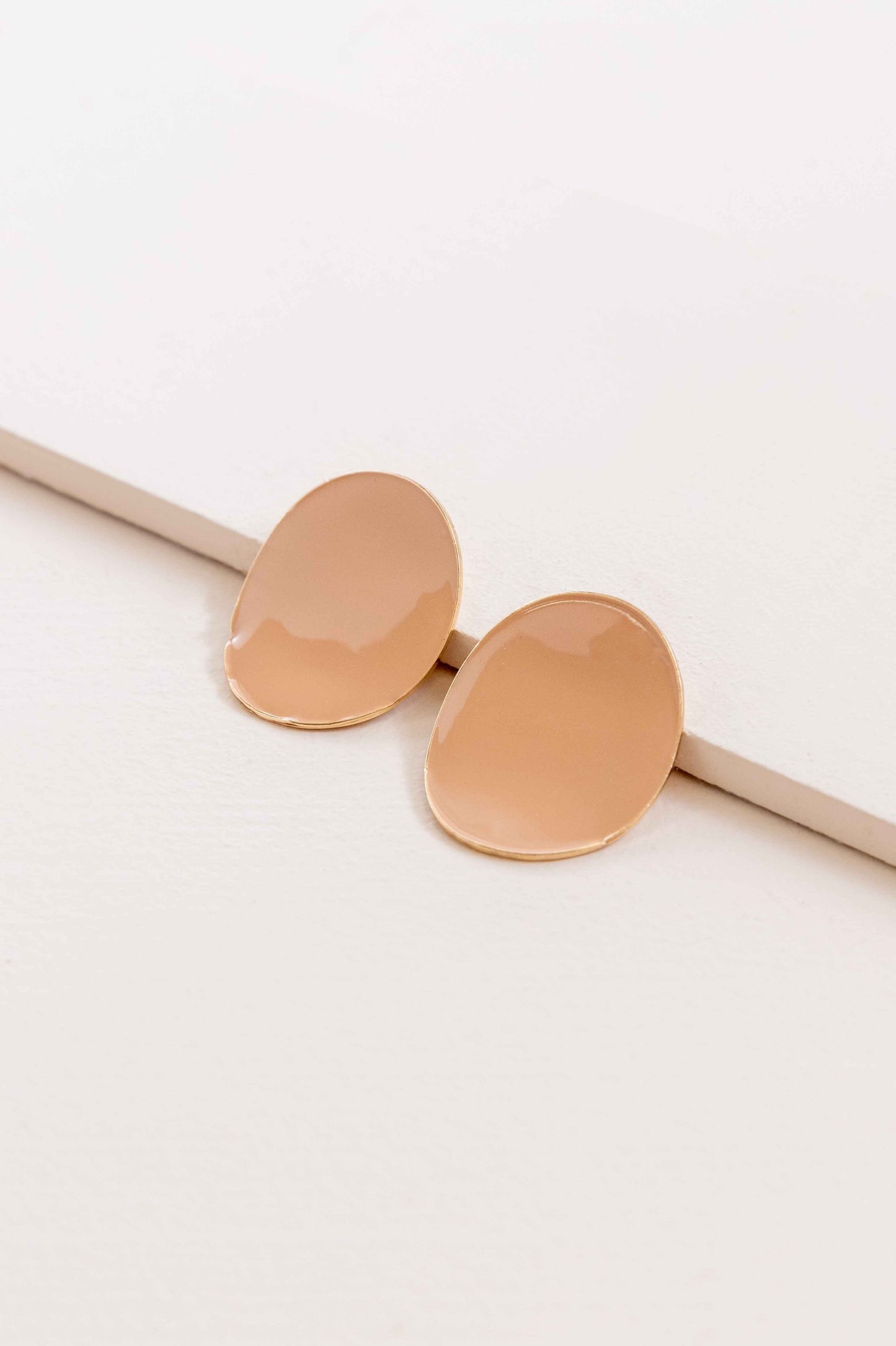 On a Curve Stud Earrings (14K) | Beige