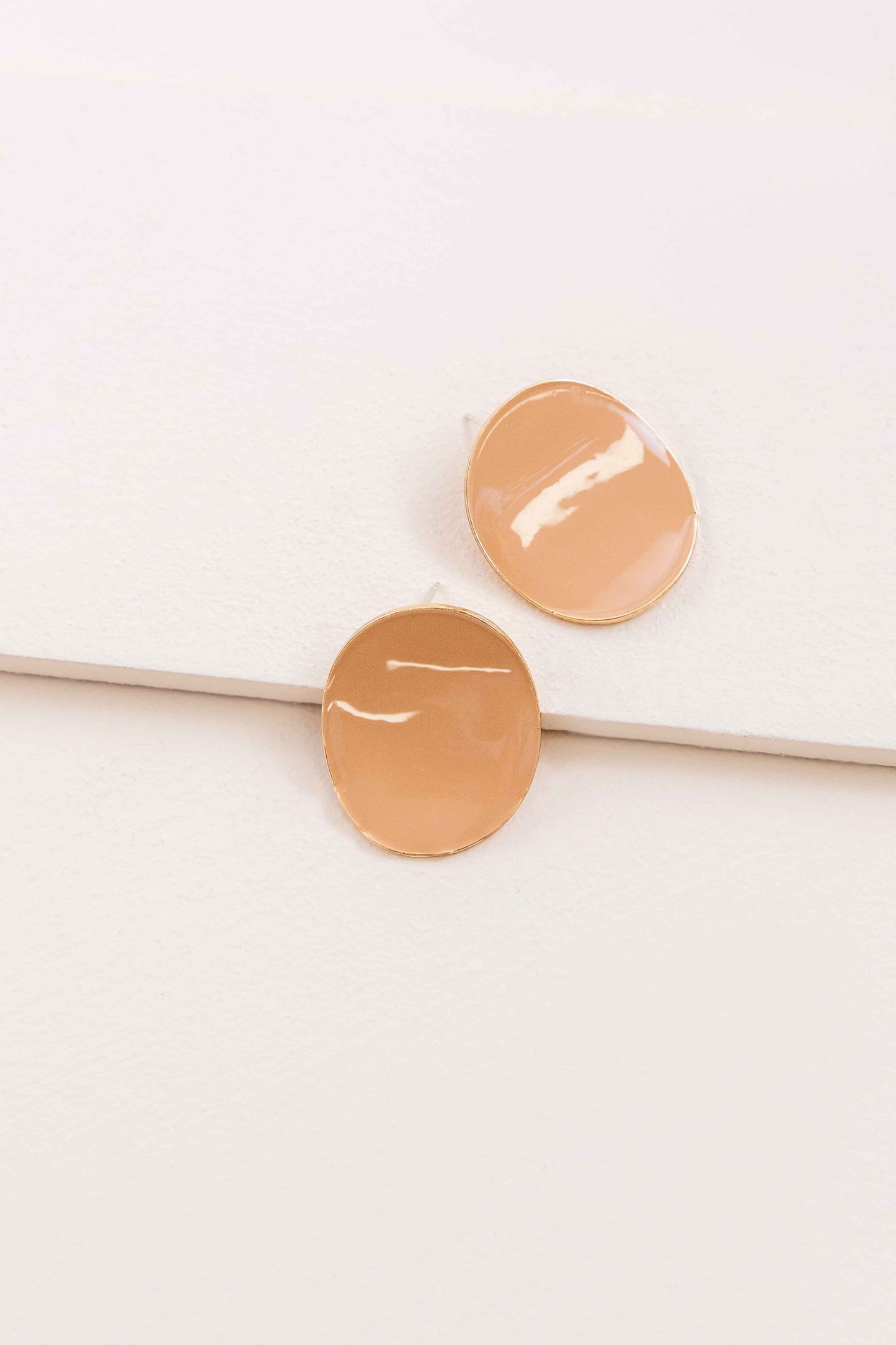 On a Curve Stud Earrings (14K) | Beige