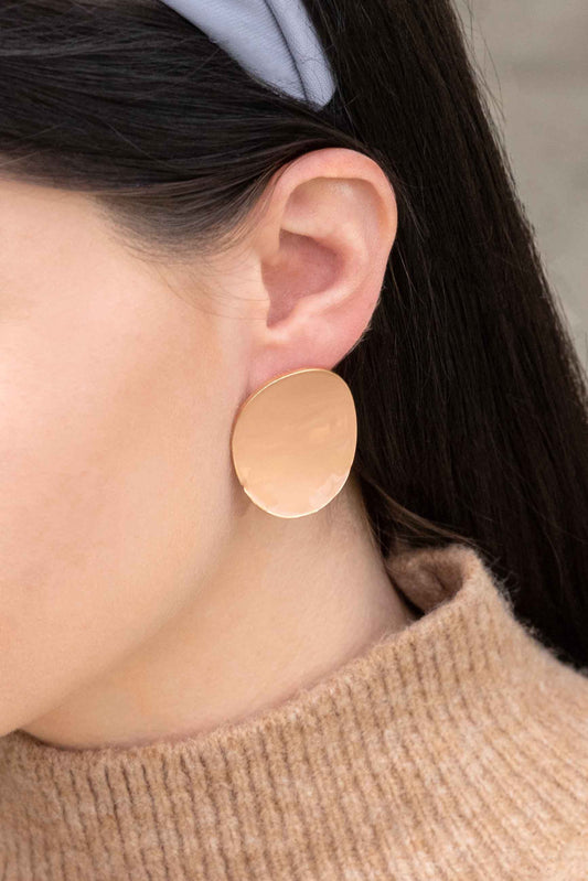 On a Curve Stud Earrings (14K) | Beige