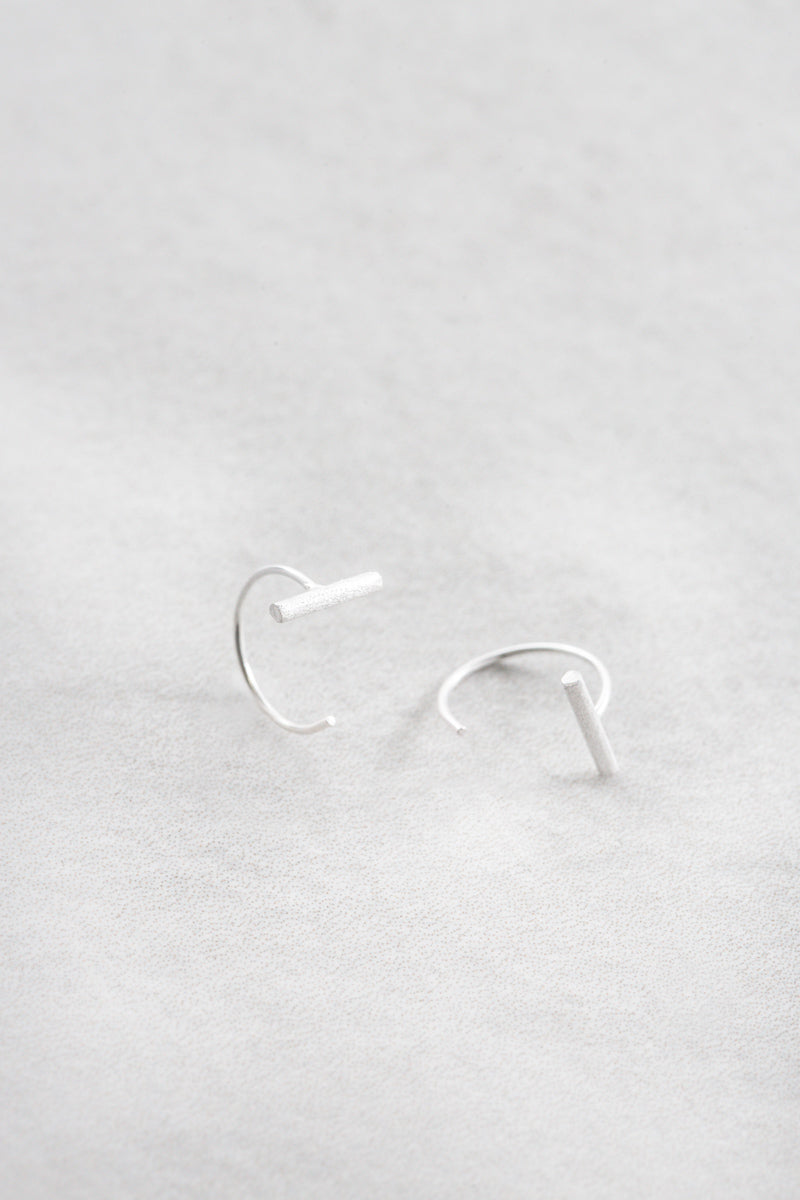 Bar Chase Hoop Earrings  (14K)