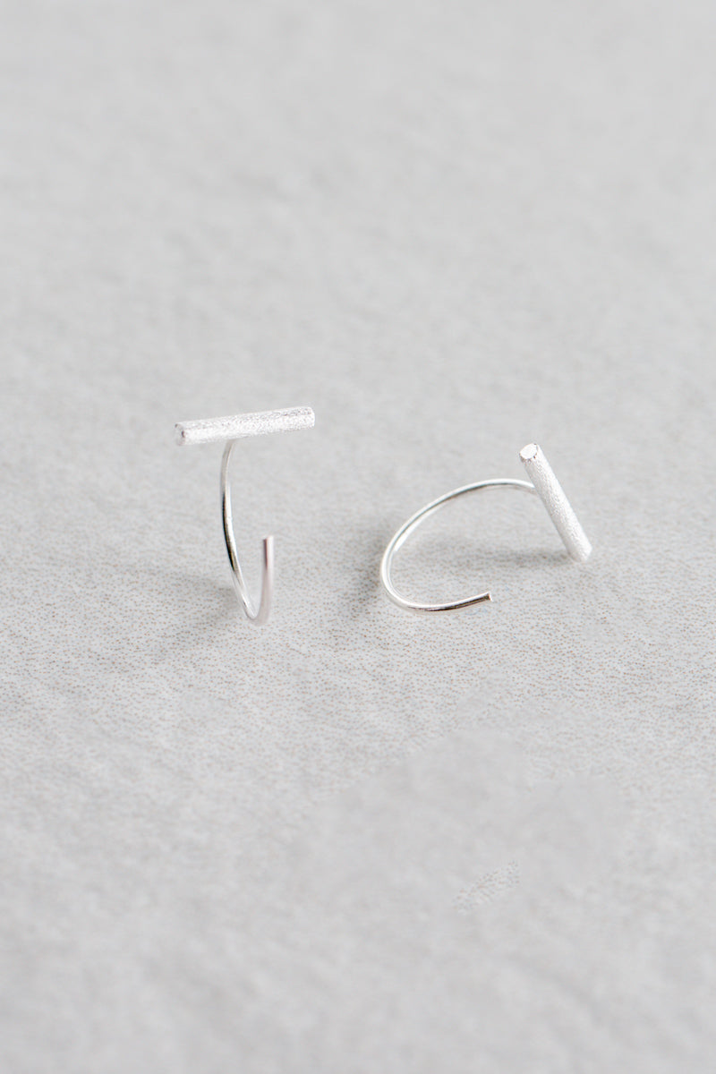 Bar Chase Hoop Earrings  (14K)