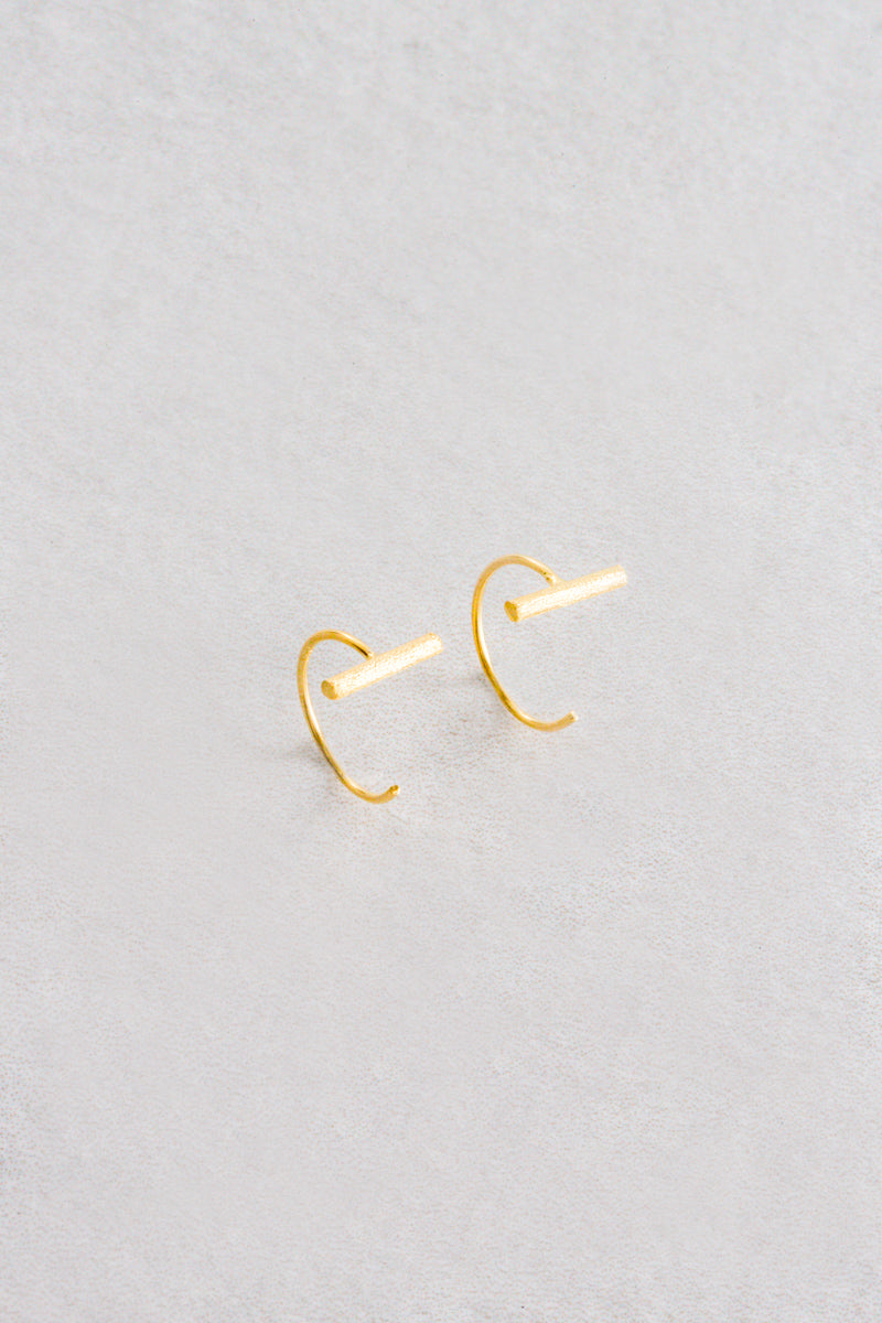 Bar Chase Hoop Earrings  (14K)