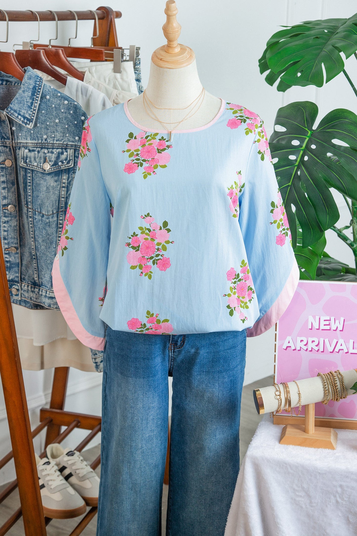 Floral Button Cuffed 3/4 Sleeve Round Neck Blouse