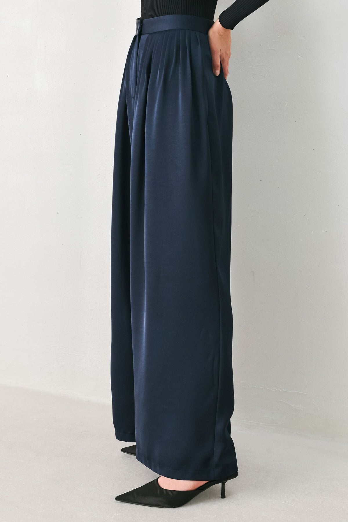 NAVY KNOT NAVY PLEATED WIDE-LEG PANTS