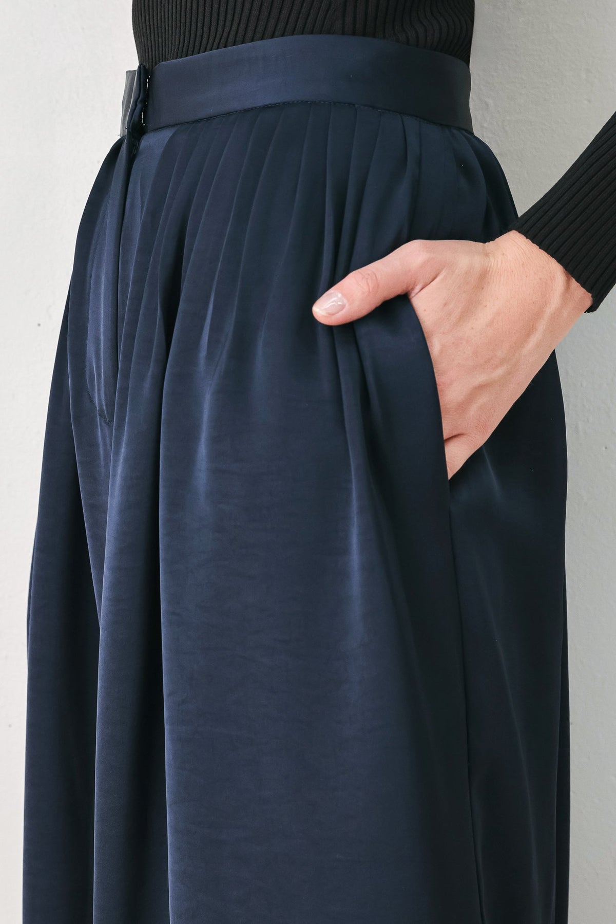 NAVY KNOT NAVY PLEATED WIDE-LEG PANTS