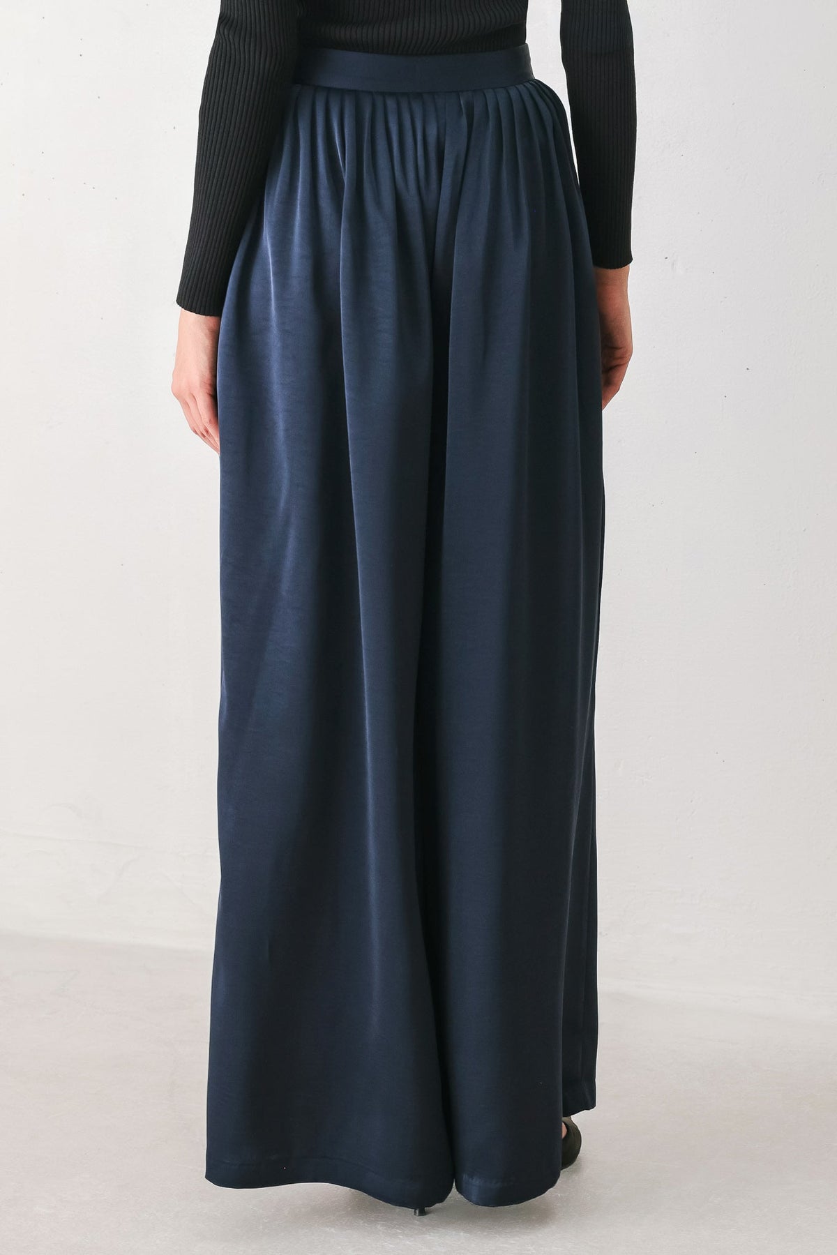 NAVY KNOT NAVY PLEATED WIDE-LEG PANTS