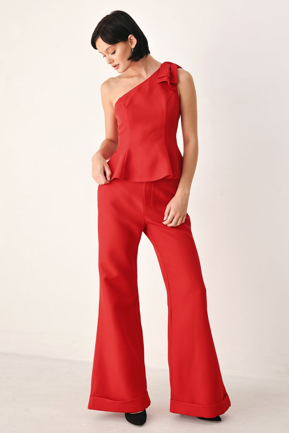 MAKE AN ENTRANCE ONE SHOULDER PEPLUM TOP
