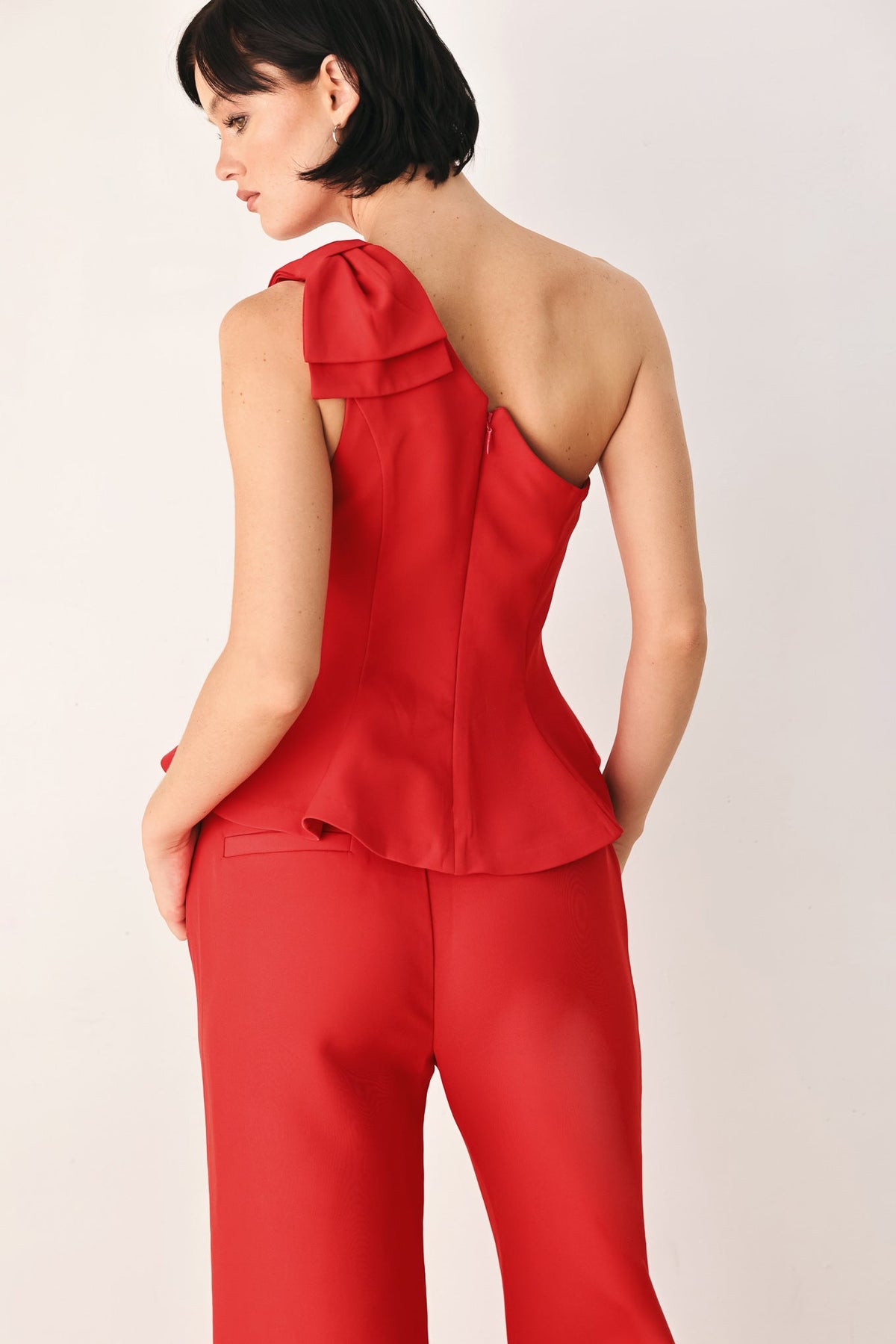 MAKE AN ENTRANCE ONE SHOULDER PEPLUM TOP