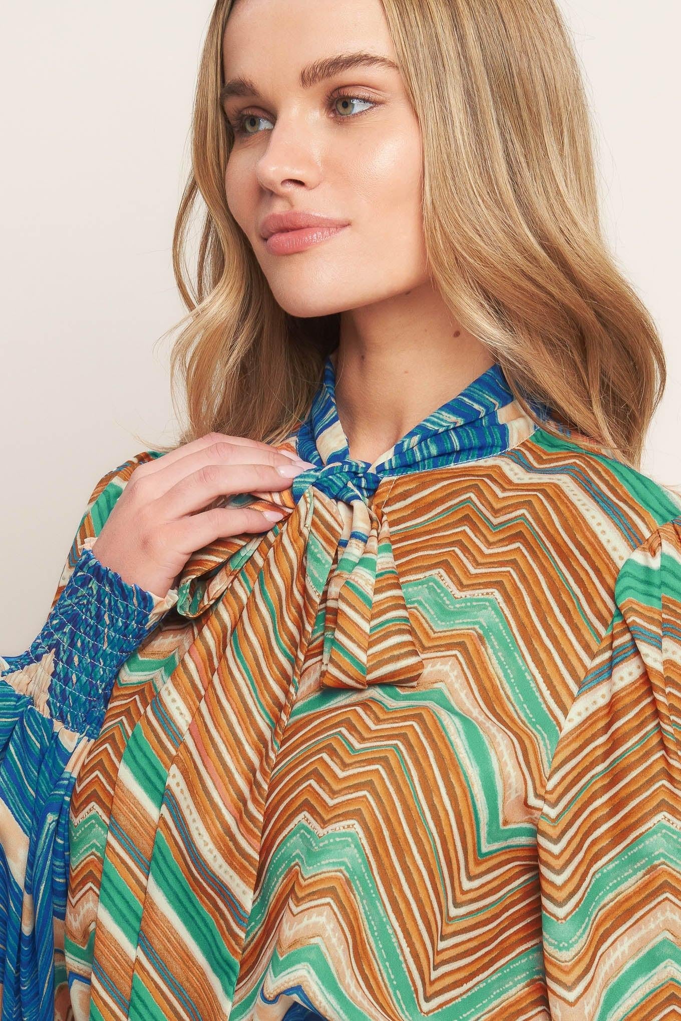 PICKING DAISIES WOVEN TOP